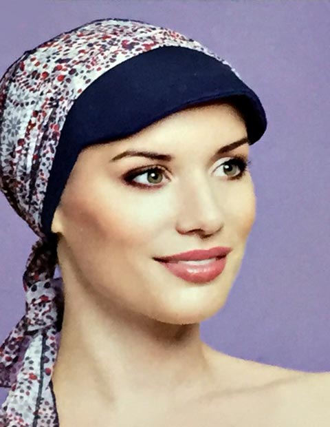 mujer con turbante oncológico